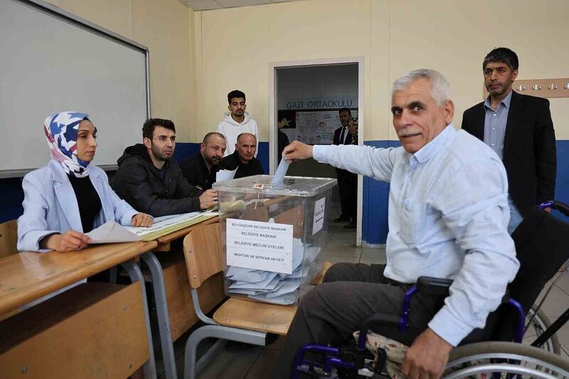 Ailesini depremde kaybeden engelli depremzede oyunu kullandı