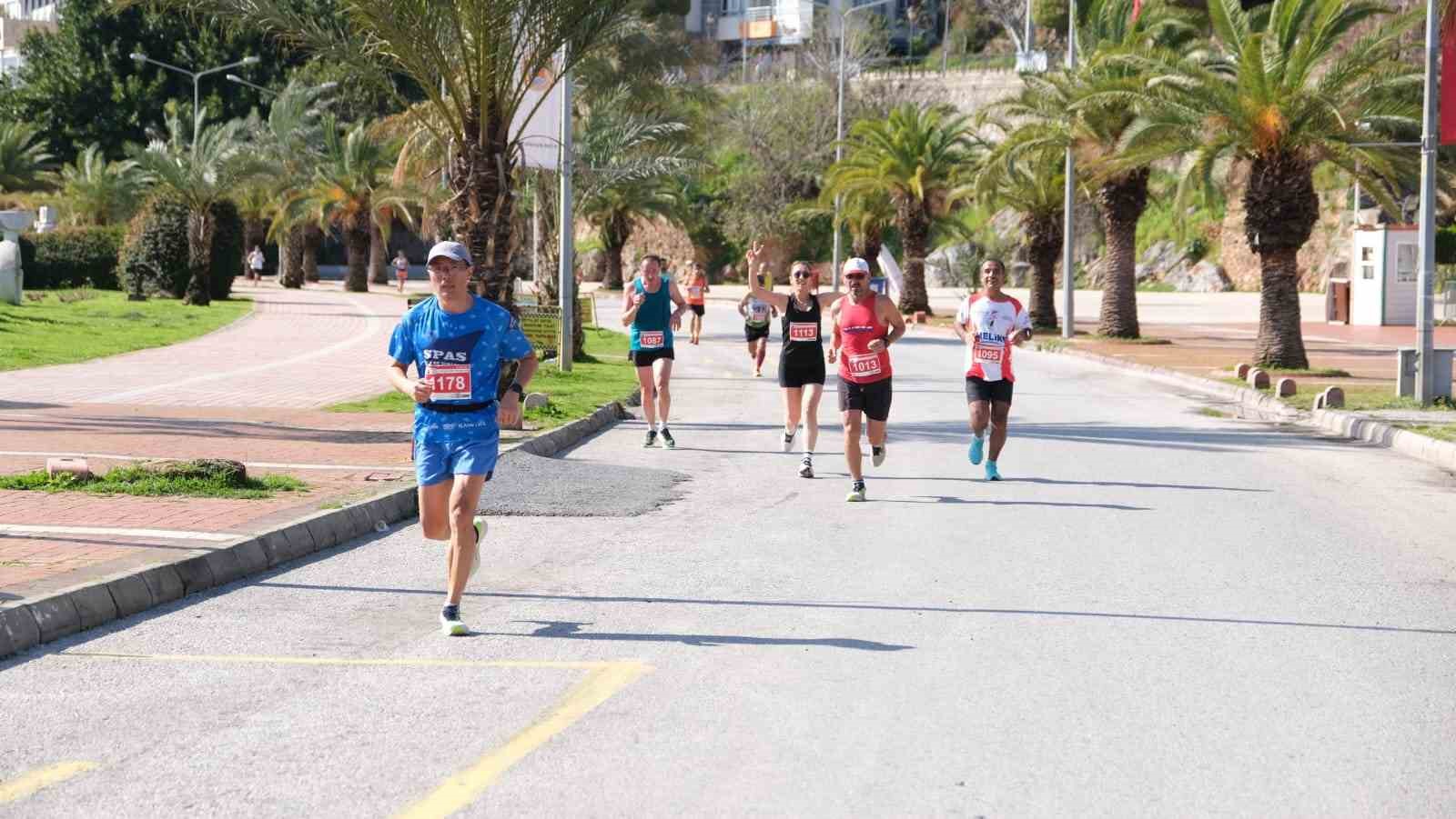 Alanya’da Atatürk Halk Koşusu ve Yarı Maratonu tamamlandı