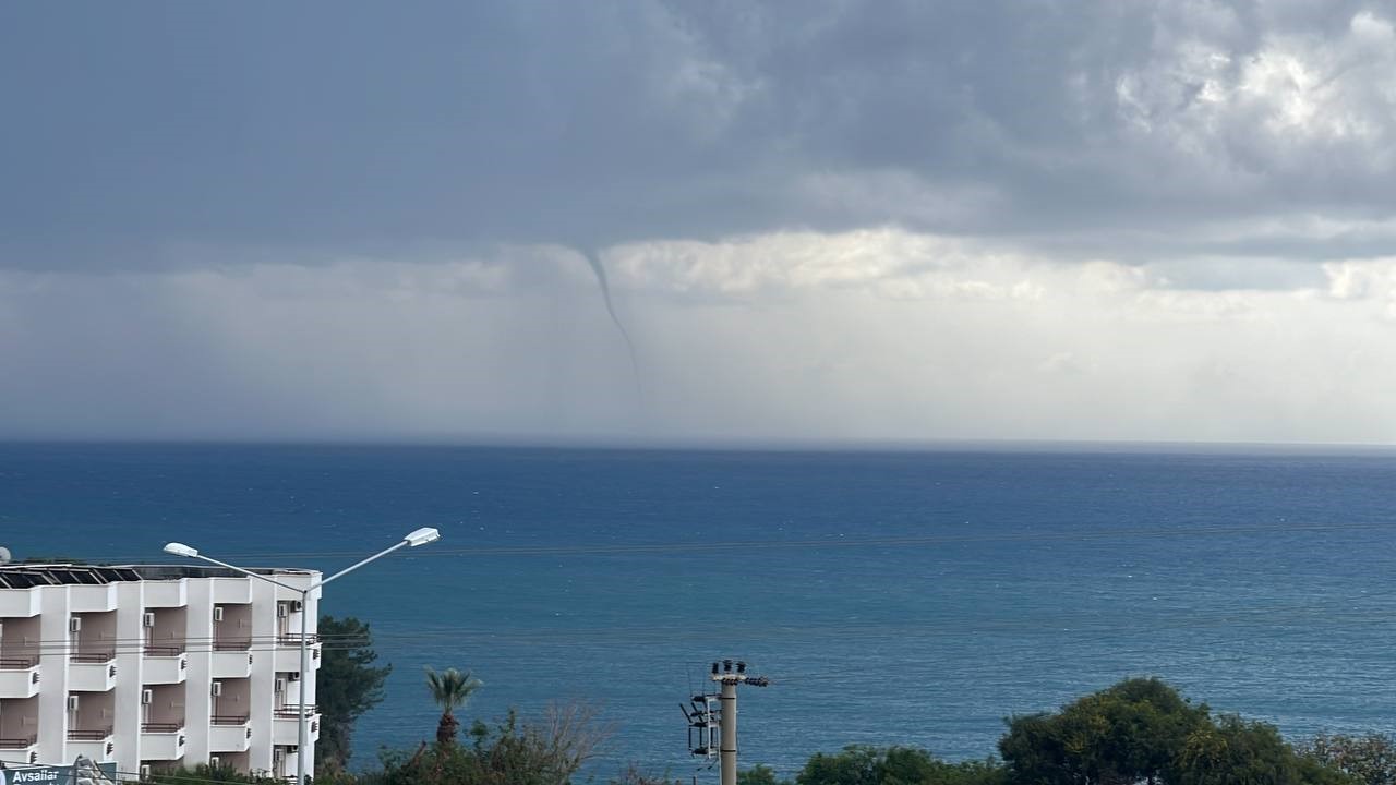 Alanya’da aynı anda 5 hortum ve dolu yaşandı