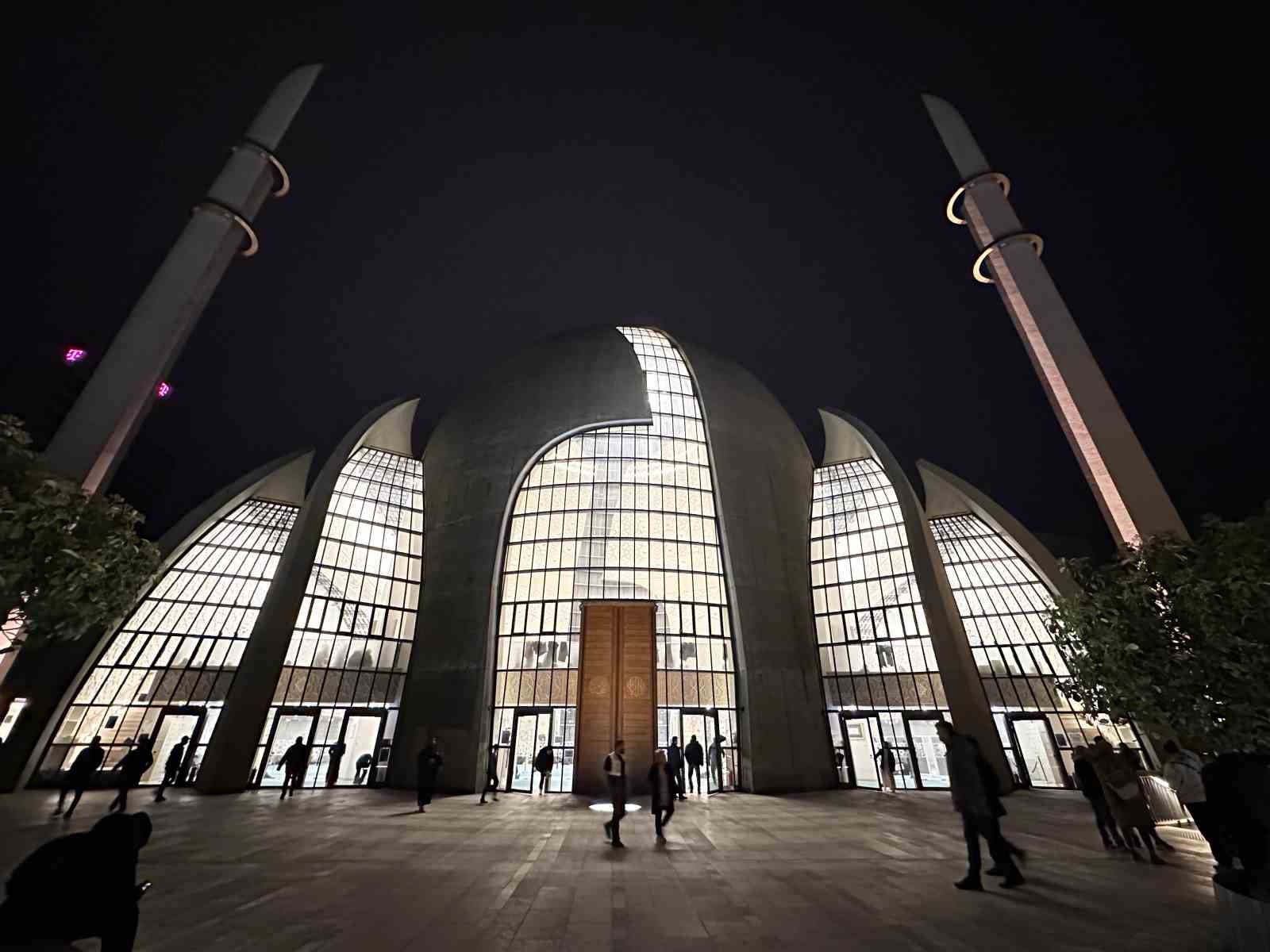 Almanya’nın Köln kentinde ilk teravih namazı kılındı