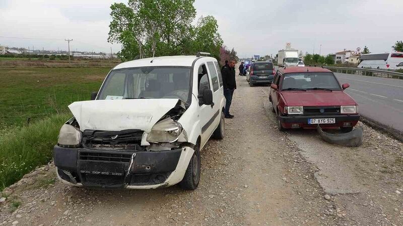 Antalya’da 3 araçlı zincirleme kaza: 1 yaralı