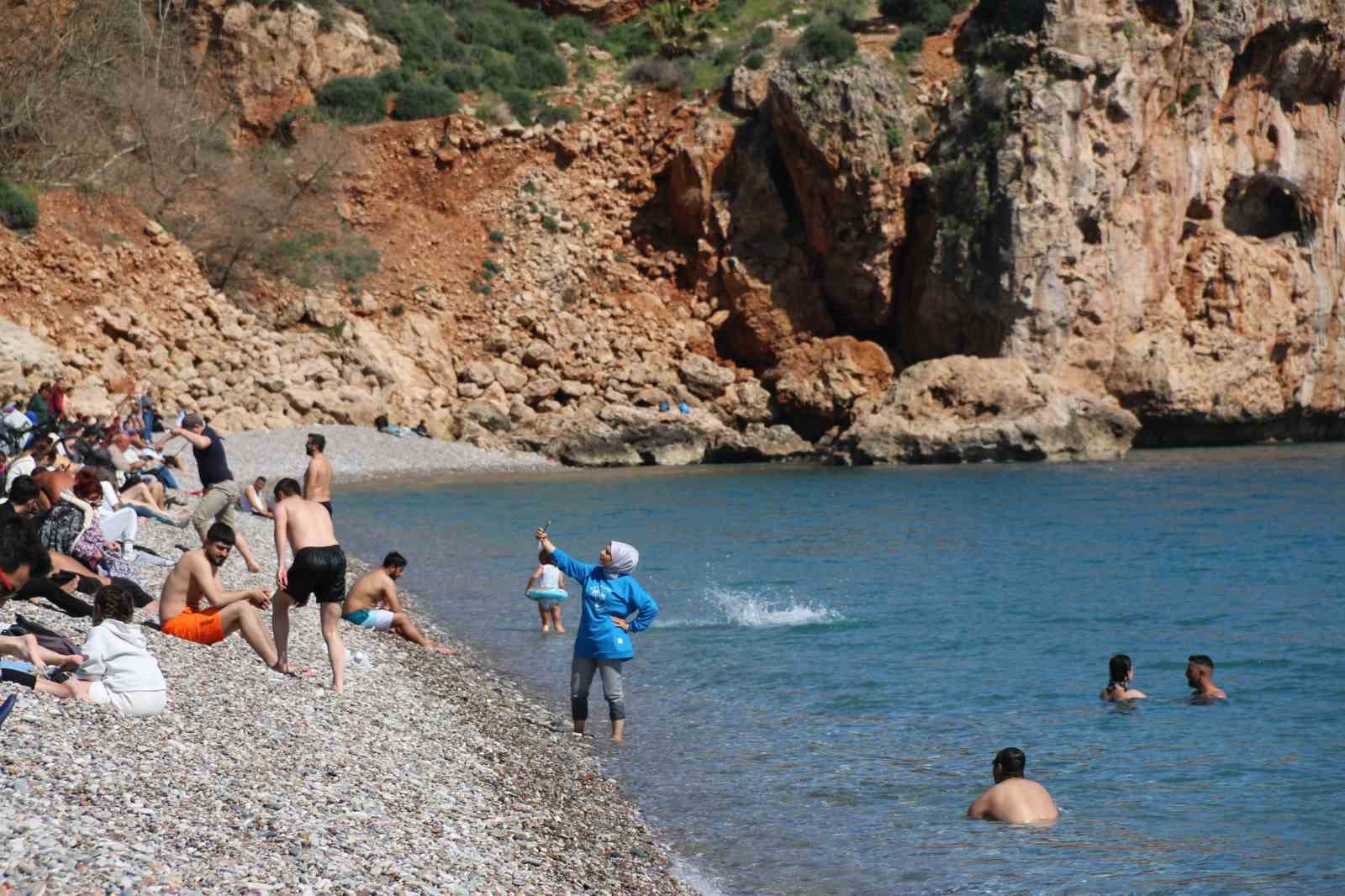 Antalya’da Ramazan ayı öncesi Konyaaltı Sahili doldu taştı