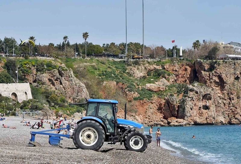 Antalya’da yaz erken başladı, dünyaca ünlü sahil tarla gibi sürüldü