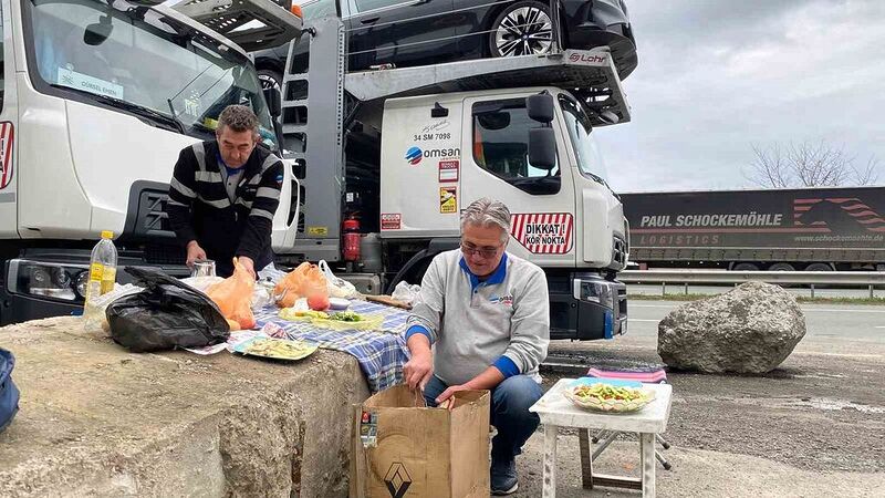 Artvin’de tır kuyruğunda iftar telaşı