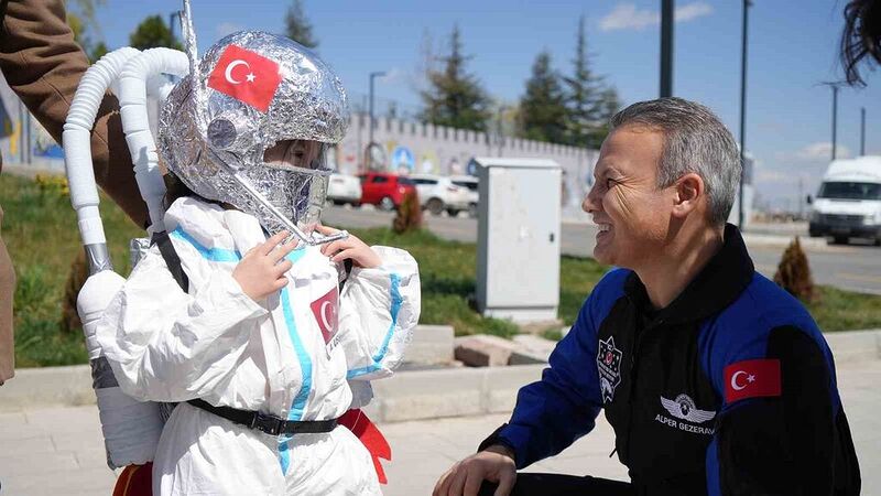 Astronot kıyafetli 5 yaşındaki Mira, Alper Gezeravcı’yı Türk bayrağıyla karşıladı