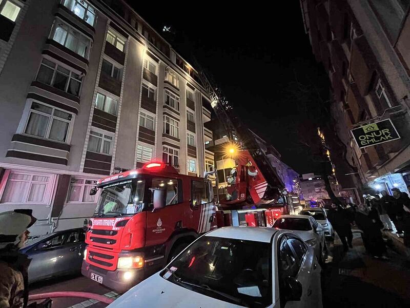 İSTANBUL AVCILAR’DA 6 KATLI BİNANIN ÇATISINDA YANGIN ÇIKTI.