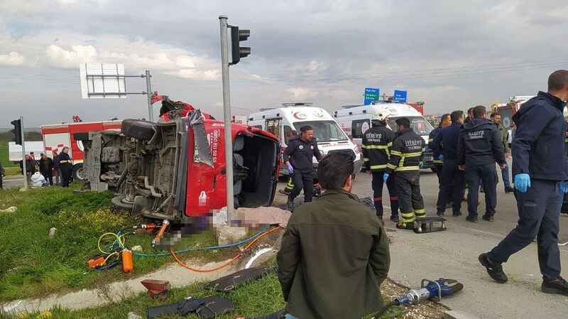 TIR YOLCU MİNİBÜSÜNE ÇARPTI: 5 ÖLÜ, 10 YARALI