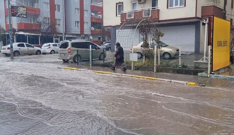 Balıkesir’de 15 dakikalık yağış yolları göle çevirdi