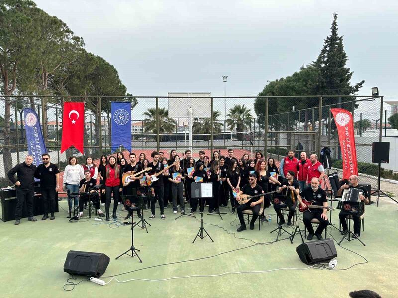 Balıkesirli gençler Ayvalık’ta pop konseri verdi