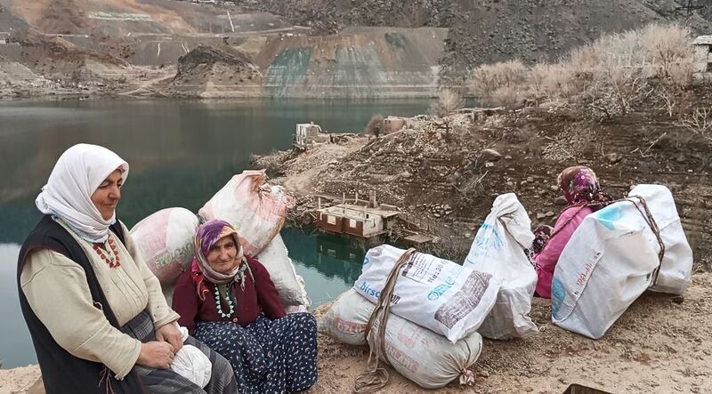 Baraj suları çekilince hatıraları için evlerine patika yol yaptılar