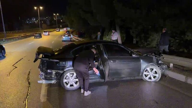 KARABÜK'ÜN SAFRANBOLU İLÇESİNDE SÜRÜCÜSÜNÜN KONTROLÜNDEN ÇIKAN OTOMOBİLİN BARİYERE ÇARPMASI SONUCU