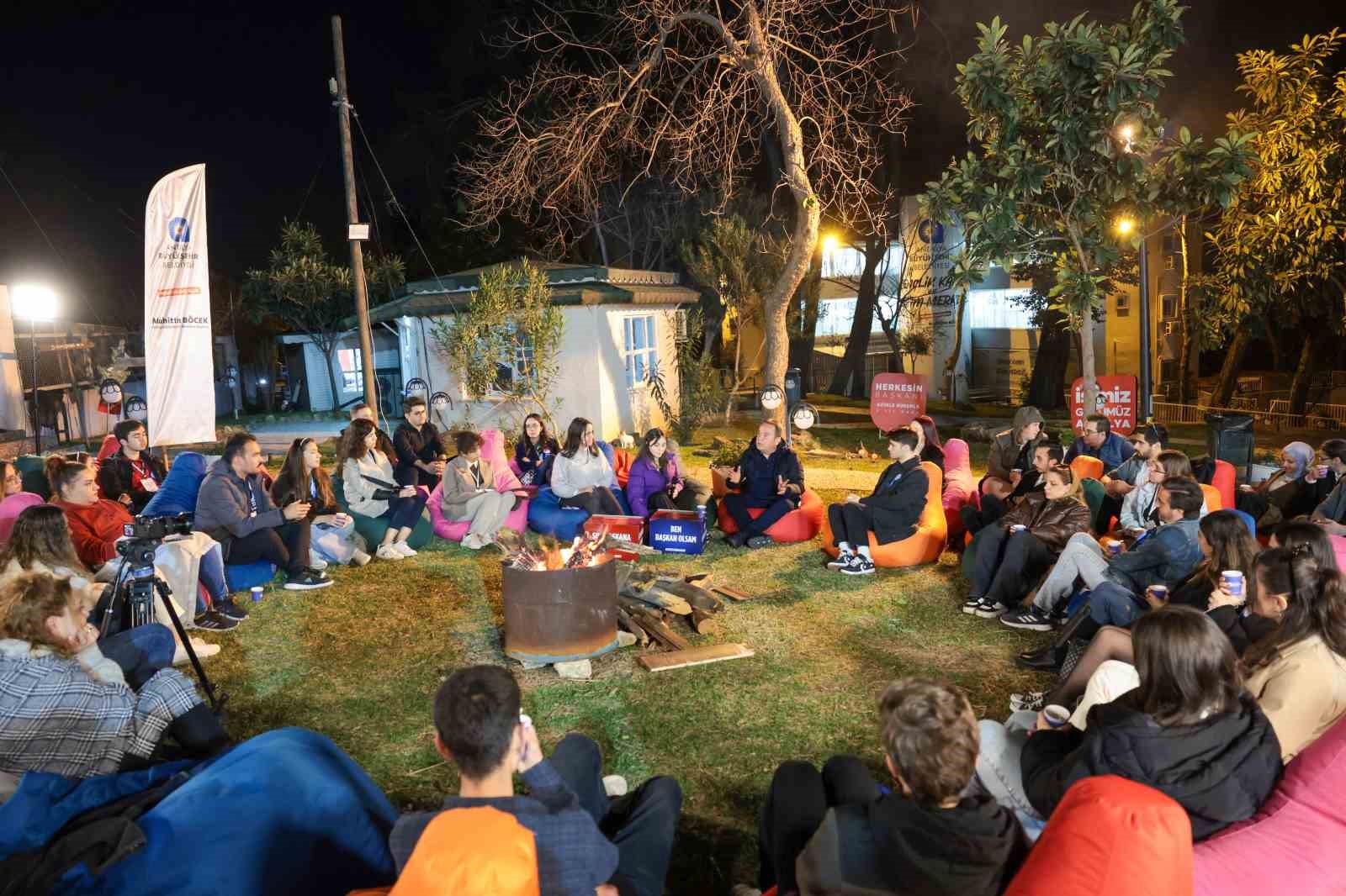 Başkan Böcek gençlerle gündüz konserde, akşam kamp ateşinde buluştu