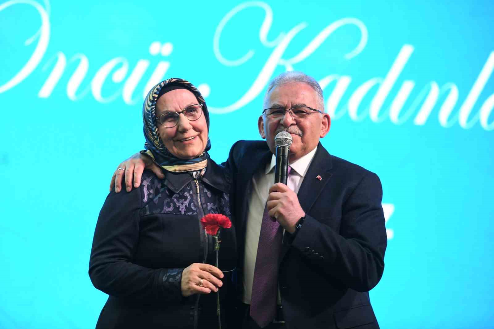 Başkan Büyükkılıç ve eşi Dr. Necmiye Büyükkılıç, öncü kadınlarla bir araya geldi