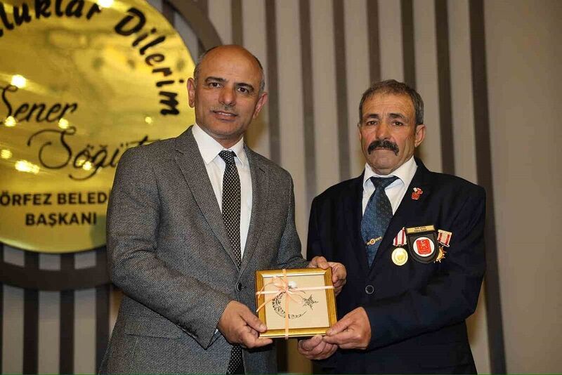 PROGRAMDA GAZİLERE PLAKET TAKDİM