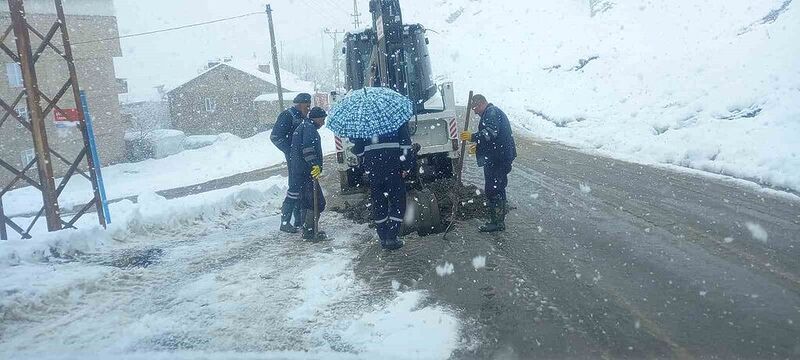 HAKKARİ BELEDİYESİ EKİPLERİ ZORLU