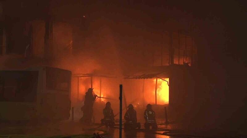 Beyoğlu’nda lastik tamirhanesi alev alev yandı