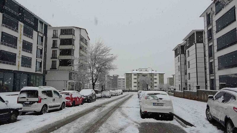 Bingöl merkez ve ilçelerinde mart sonunda kar sürprizi