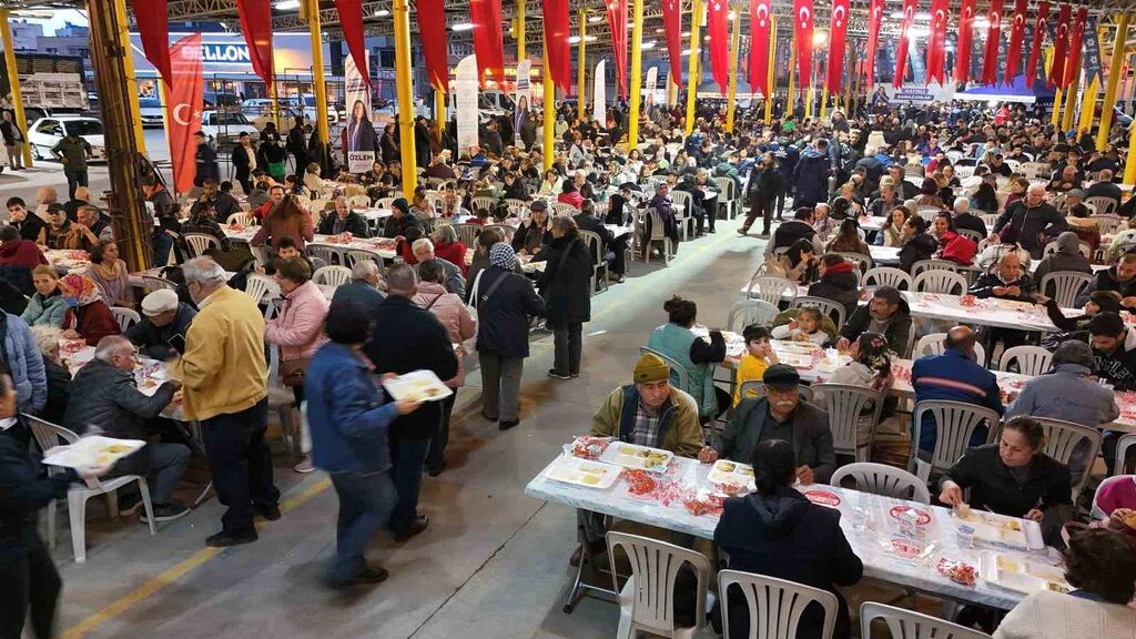 Binlerce Aydınlı iftarını Büyükşehir Belediyesi’nin sofralarında açtı