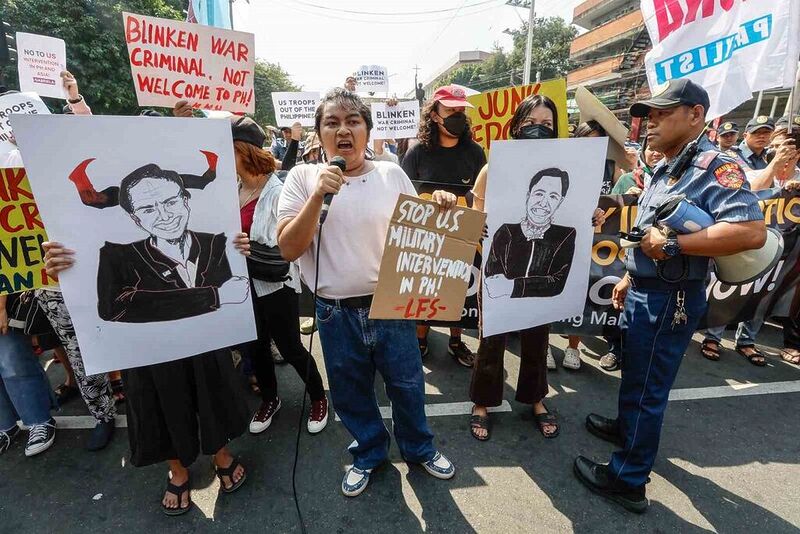 Blinken, Filipinler’de protesto edildi: “Savaş suçlusu, hoş gelmedin”