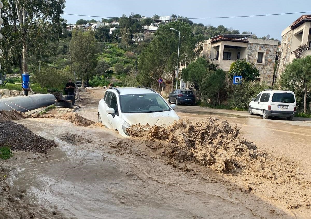 Bodrum’da isale hattı patladı, yollar göle döndü