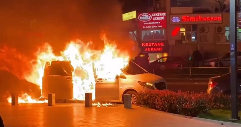 Bursa’da büyükşehir belediye başkan adayının makam aracı alev alev yandı