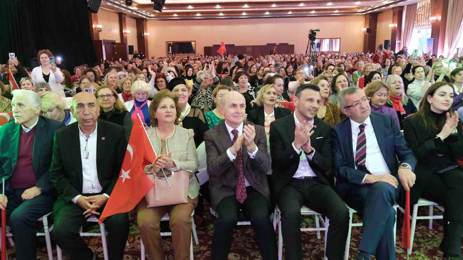 Büyükçekmece’de Kadınlar Günü’nde gökyüzüne mor balon bırakıldı