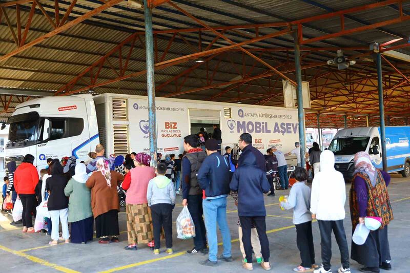 Büyükşehir Mobil Aşevi iftar öncesi sıcak yemek dağıtıyor