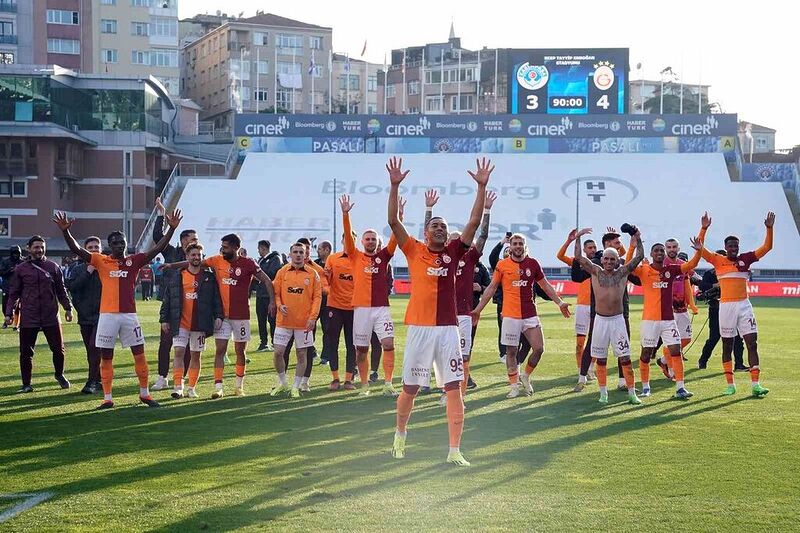 GALATASARAY'IN BREZİLYALI FUTBOLCUSU CARLOS VİNİCİUS, KURDUKLARI AİLE ORTAMIYLA SÜPER LİG'DE