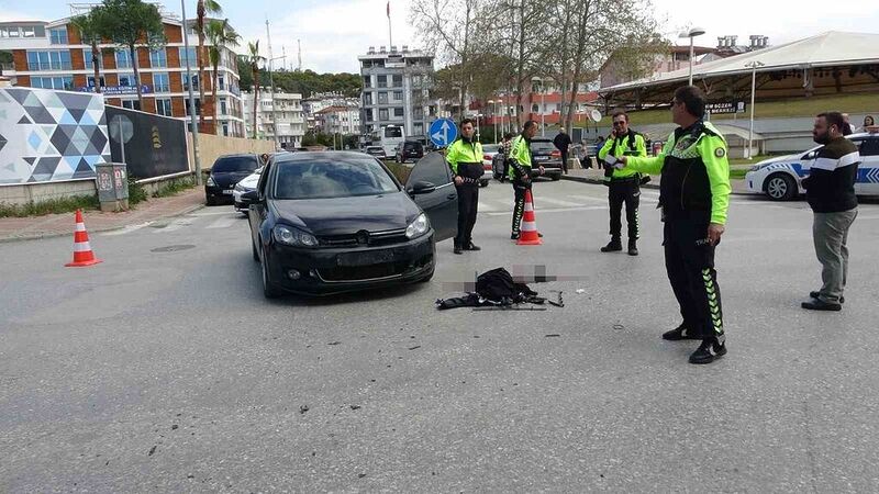 Çarpmanın etkisiyle 15 metre savrulan motosikletin sürücüsü ağır yaralandı