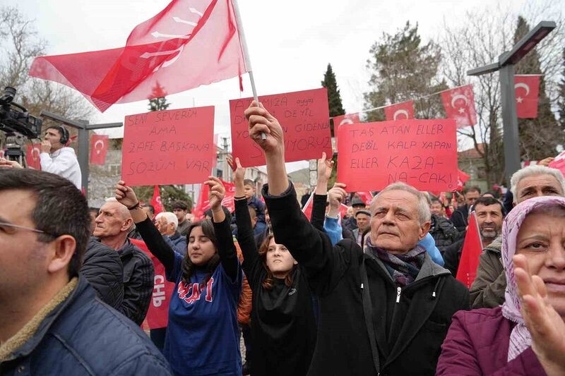 BALIKESİR'İN BİGADİÇ İLÇESİNDE HALKA SESLENEN CHP GENEL BAŞKANI ÖZGÜR ÖZEL,