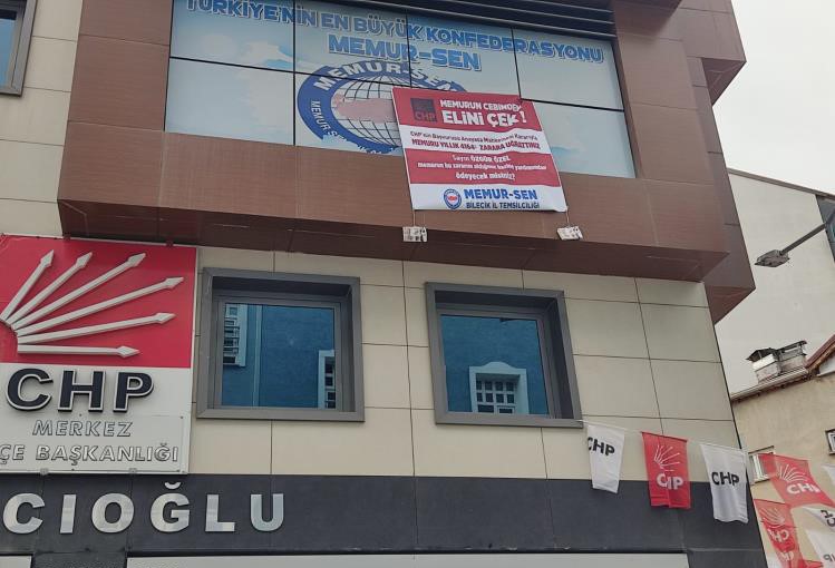 MEMUR-SEN'DEN CHP GENEL BAŞKANI ÖZEL PANKARTLI PROTESTO