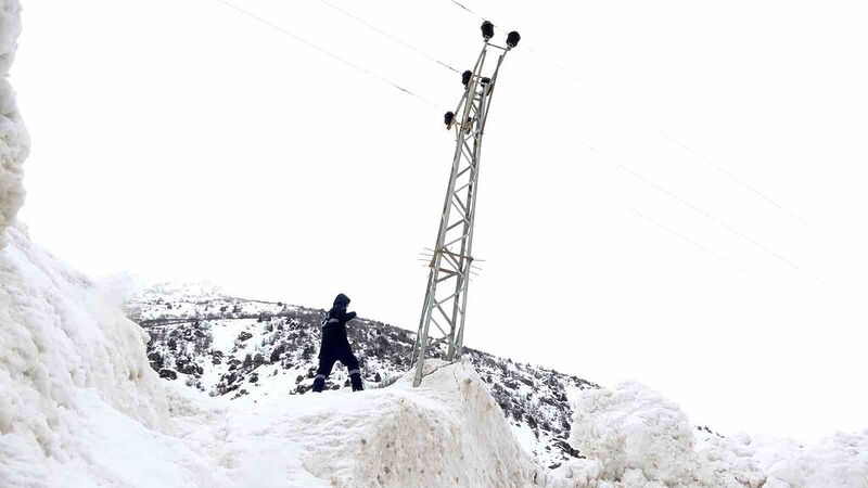 Çığ ve sulu kar elektrik direklerine zarar verdi: Ekiplerin zorlu mesaisi Ramazan’da da sürüyor