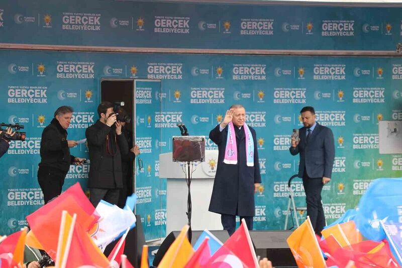 Cumhurbaşkanı Erdoğan: “Özgür efendi bıraksın bu darbe şakşakçılığını”