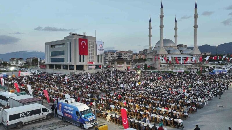 Denizli Büyükşehrin iftar sofrasında 10 bin kişi bir araya geldi