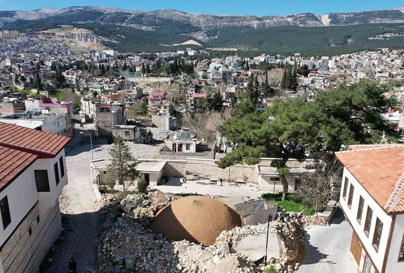 Depremde yıkılan minaredeki, Fransızların attığı top mermisi bulunamadı