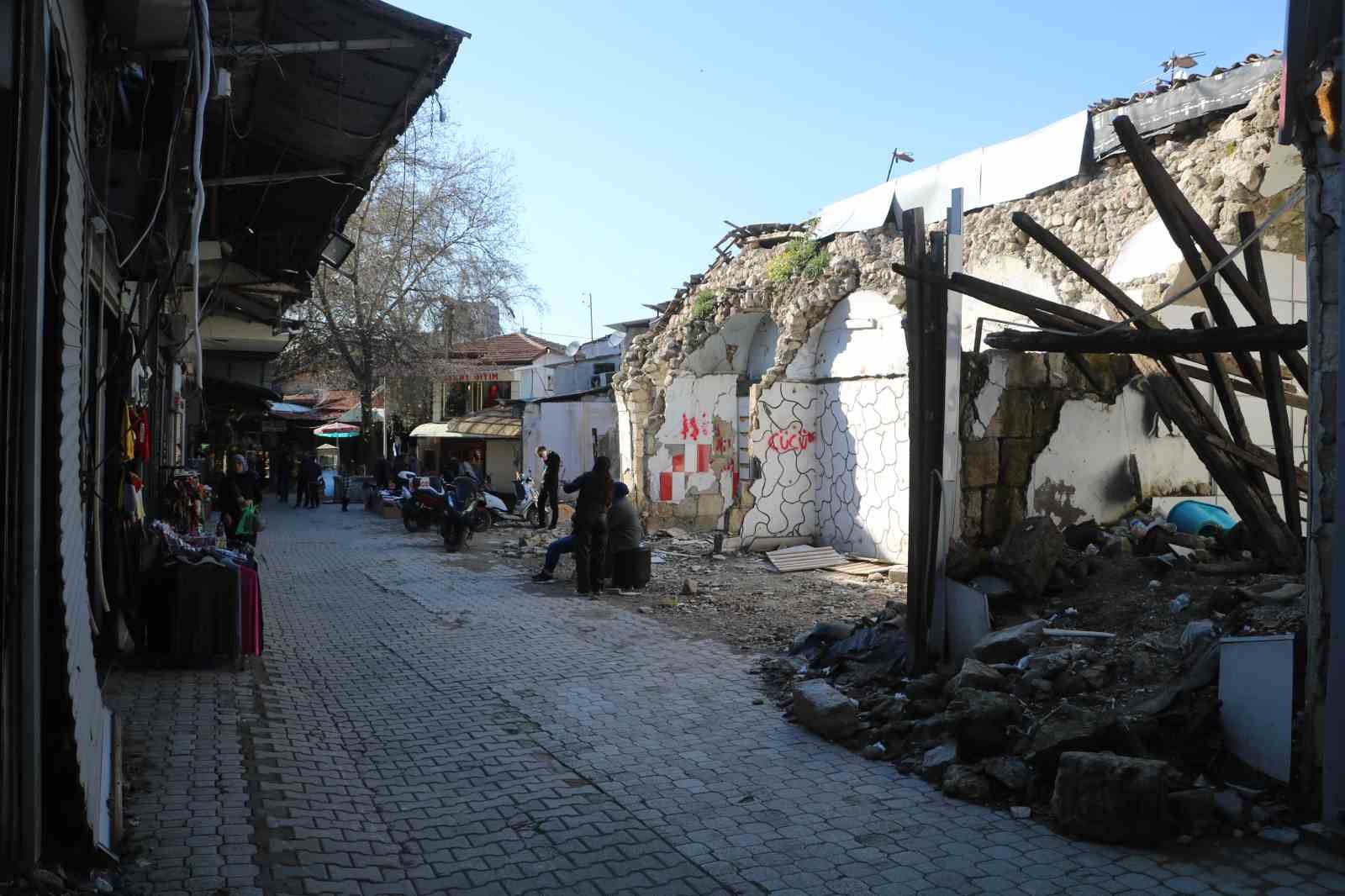 Depremin vurduğu tarihi çarşıda buruk Ramazan alışverişi