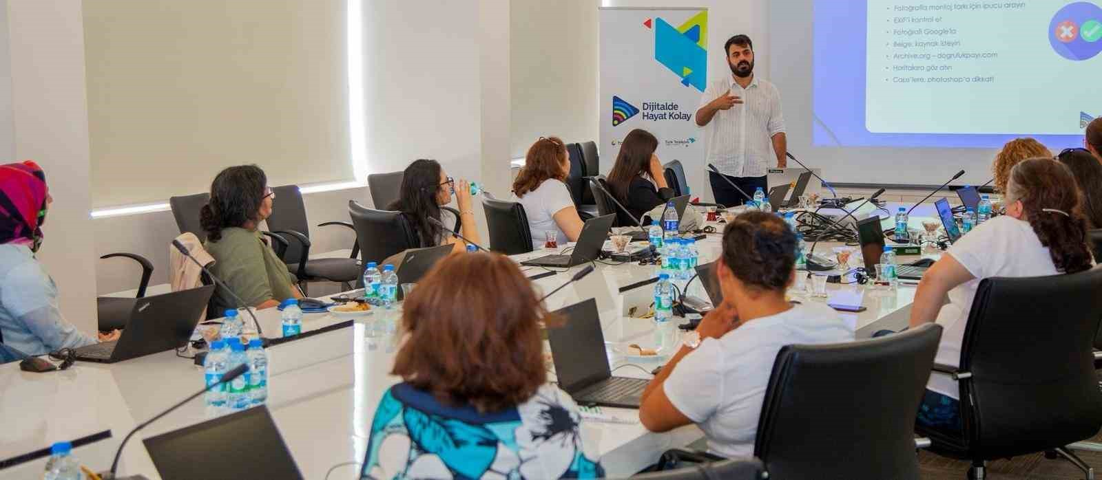 ‘Dijitalde Hayat Kolay’ projesi kadınları dijital dünyaya hazırlıyor