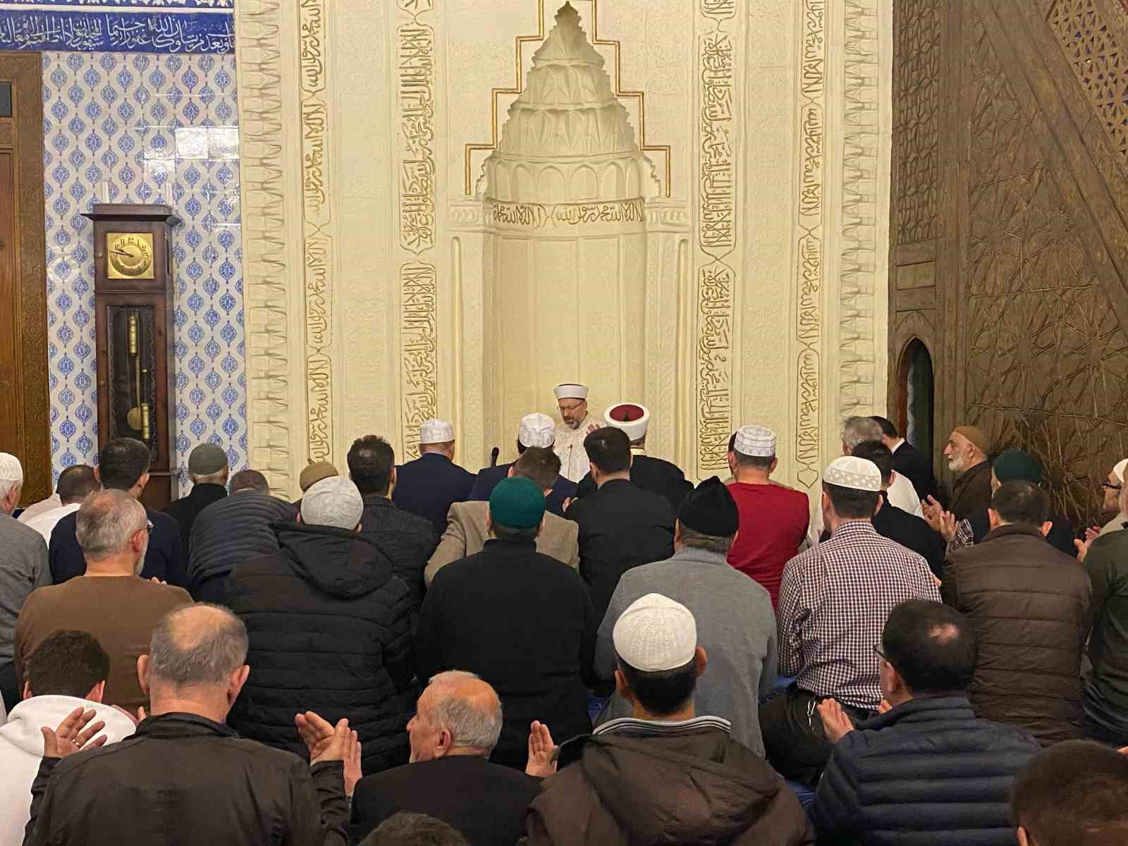 Diyanet İşleri Başkanı Ali Erbaş, ilk teravih namazını Hacı Bayram Veli Camisi’nde kıldırdı