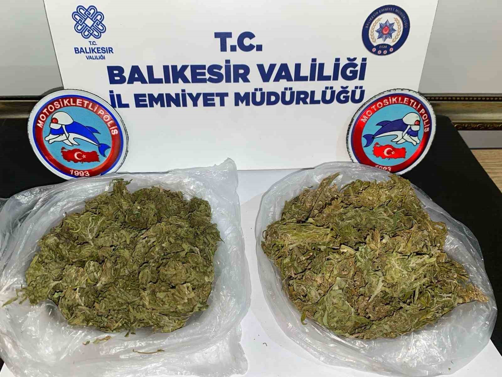 Durdurulan aracın içinden uyuşturucu madde çıktı