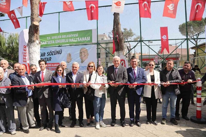 Efeler Belediyesi Umurlu Mahallesi’ndek, halı sahayı hizmete açtı