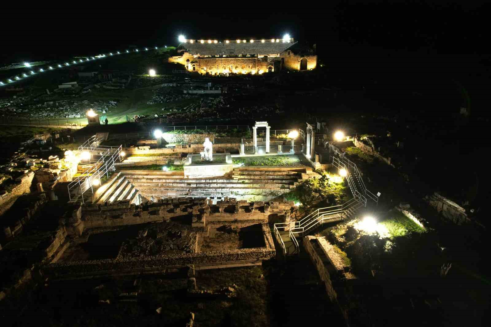 Efes’ten sonra gece ziyaretlerine açılan Hierapolis ve Pamukkale’nin yeni imajı mest etti