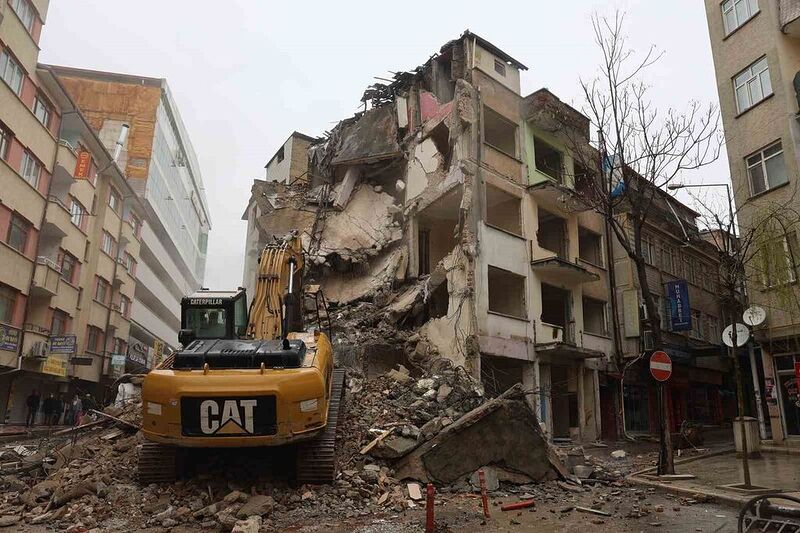 Elazığ’da ağır hasarlı yapıların yıkımı sürüyor