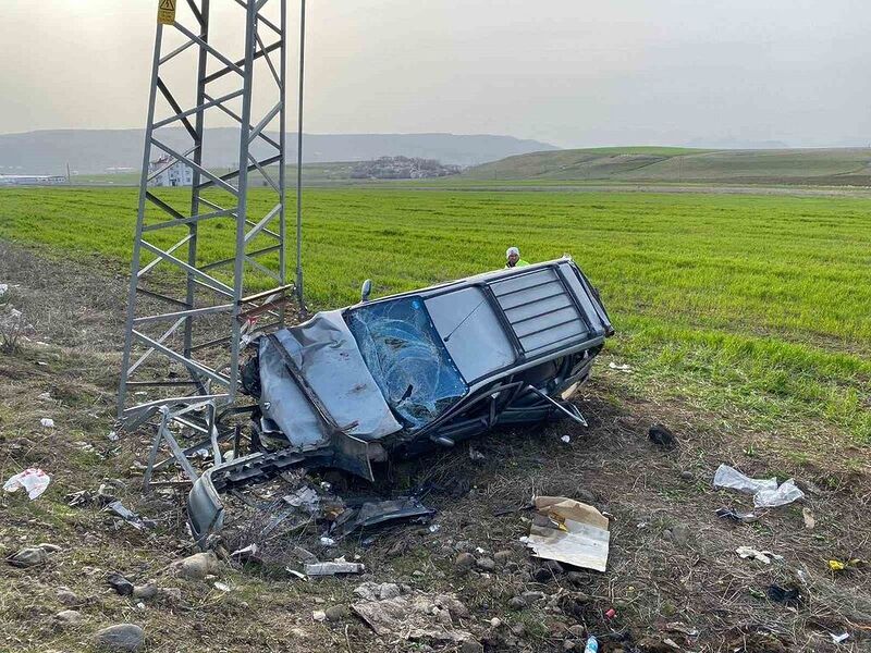 Elazığ’da hafif ticari araç elektrik direğine çarptı: 5 yaralı