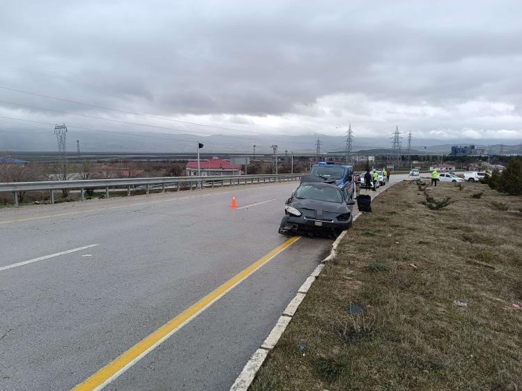 Elazığ’da otomobil refüje çarptı: 2 yaralı