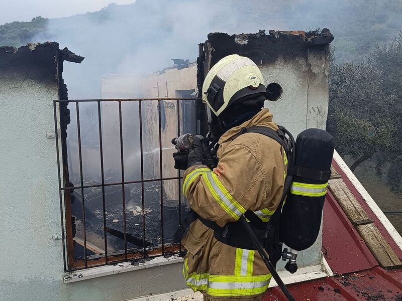 Erdek’te zeytinliğin içindeki evde yangın çıktı