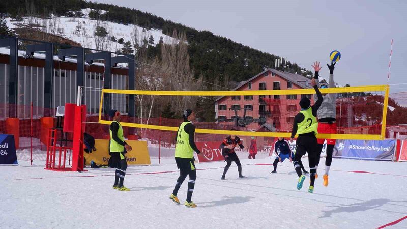 Erzurum’da kar voleybolu heyecanı