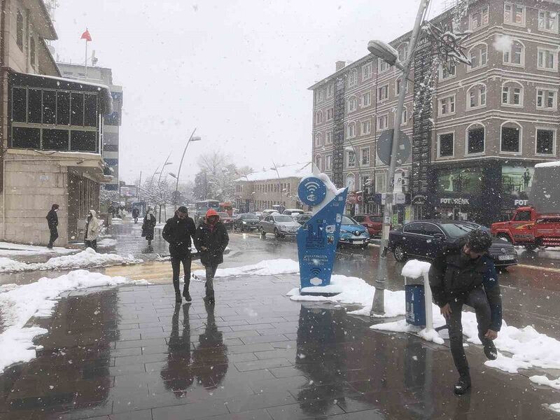 Erzurum’da mart sonunda lapa lapa kar yağdı