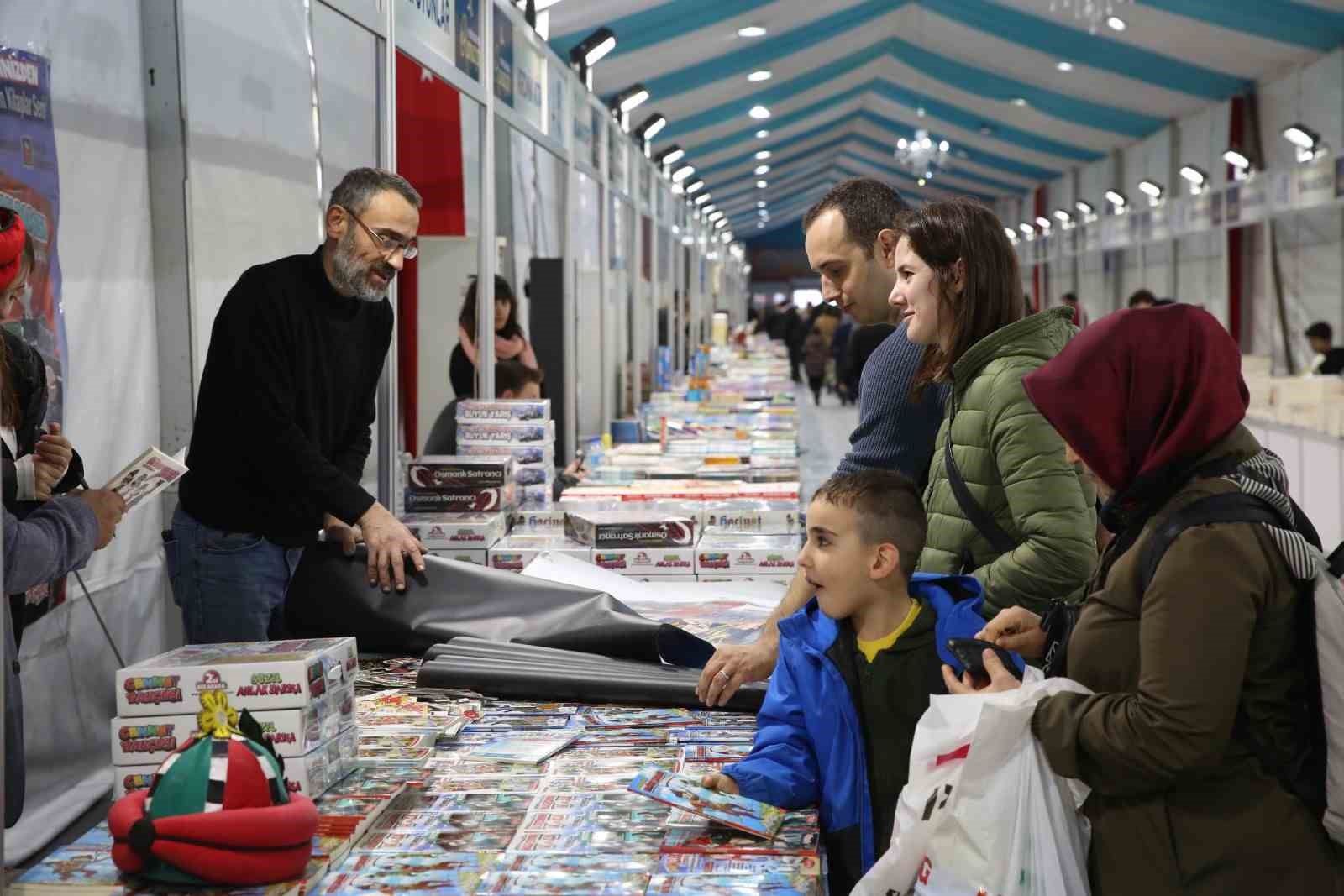 Eyüpsultan’da geleneksel kitap fuarı Ramazan ayında kapılarını açtı