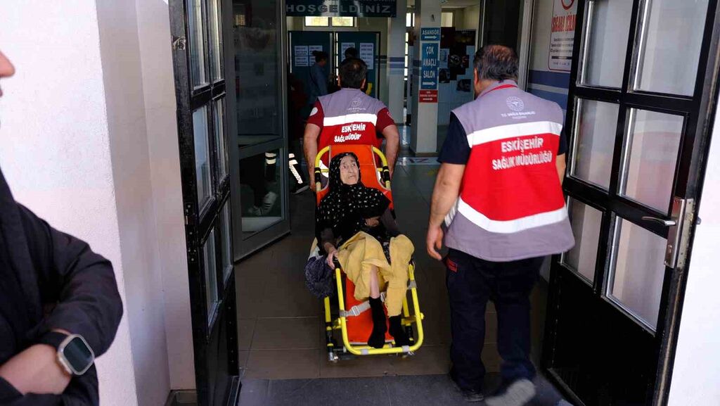 Felçli yaşlı kadın oy kullanmak için ambulans eşliğinde sandığa gitti
