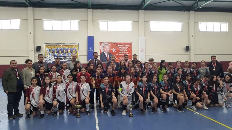 İSTANBUL YILDIZ KIZLAR FUTSALIN